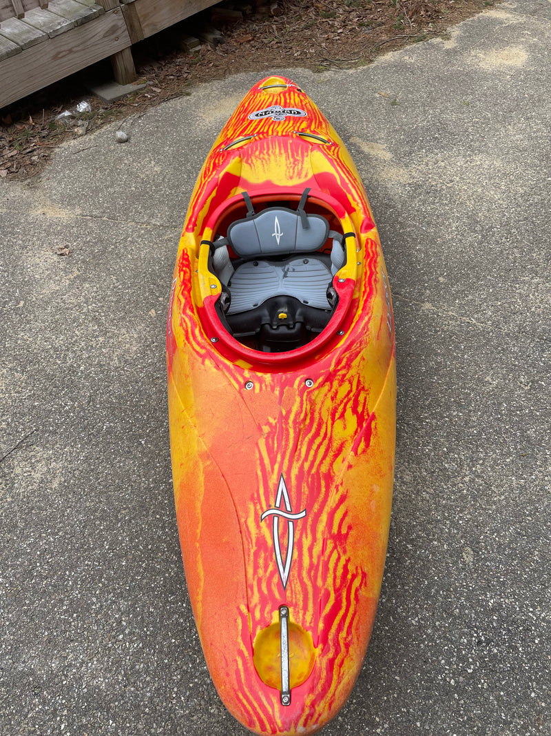 Load image into Gallery viewer, Dagger Mamba Used Whitewater Kayak